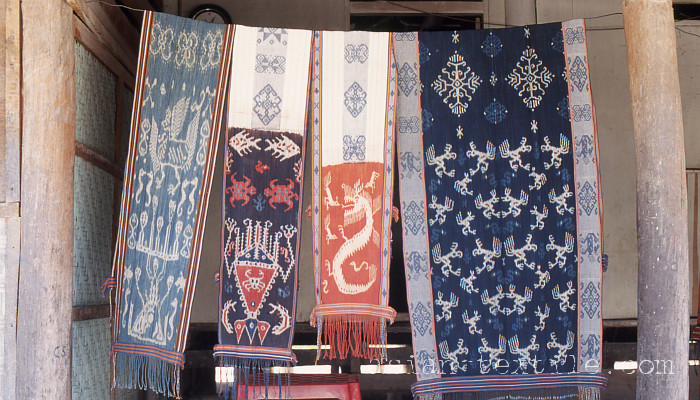 スンバ島イカットの作られる村にて