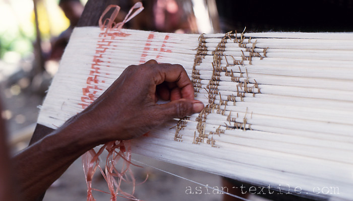 フローレス島イカットの括り作業